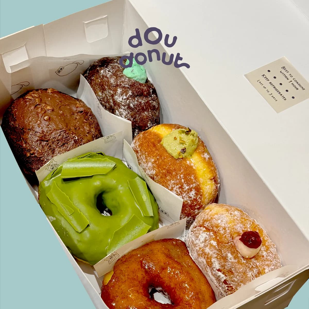 Gift box Dou Donut berisi aneka donat